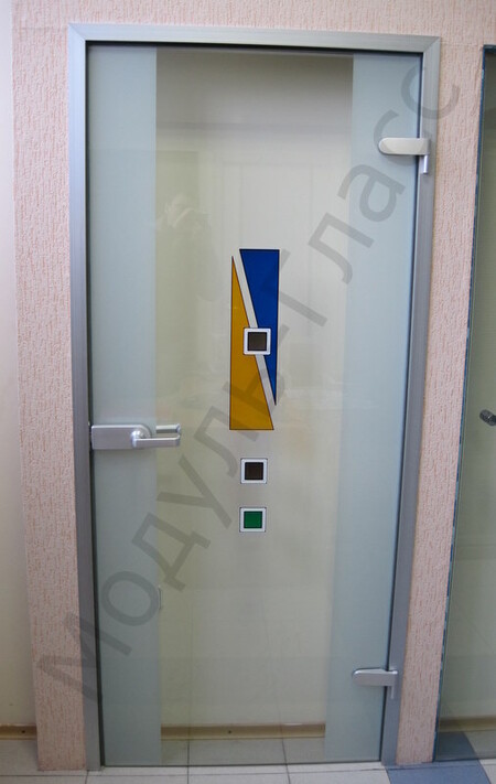 Стеклянная дверь в алюминиевой каробке