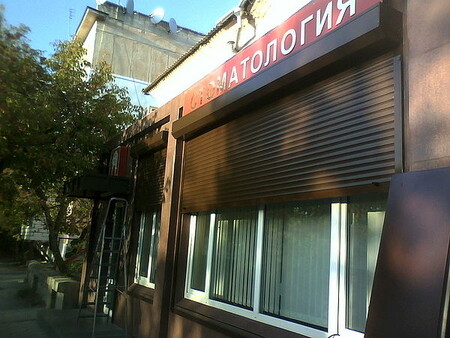 Захисні ролети, Металопластикові вікна
