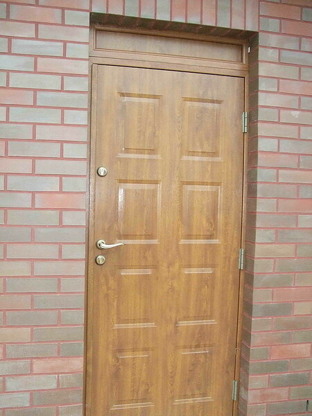 Вхідні двері з дерев'яною коробкою