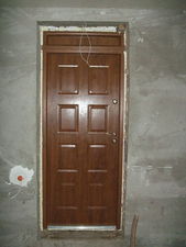 Входные двери с деревянной коробкой вид сзади &mdash; PanDor