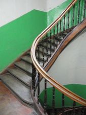 Реставрация, ремонт лестниц, шлифование, замена очень изношенного на точную копию, столярные вставки и работа с площадками косоурами ,столбами и резьб —  Реставрация, ремонт лестниц, шлифование, замена очень изношенного на точную копию, столярные вставки и работа с площадками косоурами ,столбами и резьб —