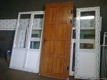 Дверь входная из пластика с ламинацией злотой дуб