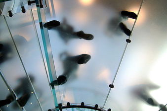 стеклянный пол, стеклянные ступени —  стеклянный пол, стеклянные ступени —