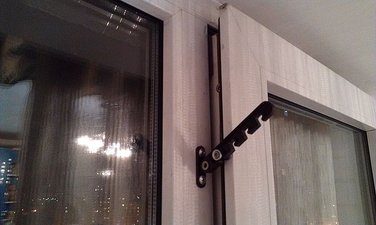 Механизм коричневый для проветривания комнат. &mdash; NATOL