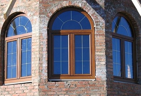 Приклад аркових ламінованих під дерево вікон