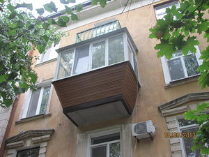 Балкон  в Новомосковске. —  Балкон  в Новомосковске. —