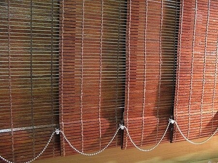 Вертикальные жалюзи из грубого бамбука.