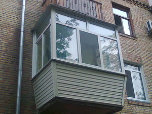 Балкон в "хрущевке", вынос, обшивка сайдингом — Вікна Експрес Балкон в "хрущевке", вынос, обшивка сайдингом — Вікна Експрес