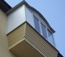 Балкон с выносом и нестандартной крышей — Вікна Експрес Балкон с выносом и нестандартной крышей — Вікна Експрес