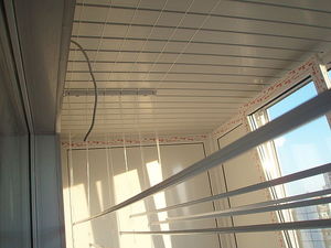 Обшивка вагонкой балкона с реализованной системой сушки вещей — Вікна-Стар, ТМ Обшивка вагонкой балкона с реализованной системой сушки вещей — Вікна-Стар, ТМ