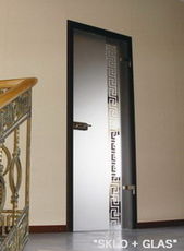 Цельностеклянные двери